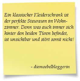Klassischer 2türiger Kleiderschrank als Stauraum im Wohnzimmer