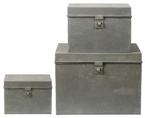 Aufbewahrungsidee: Gestapelte Koffer, Kisten und Boxen